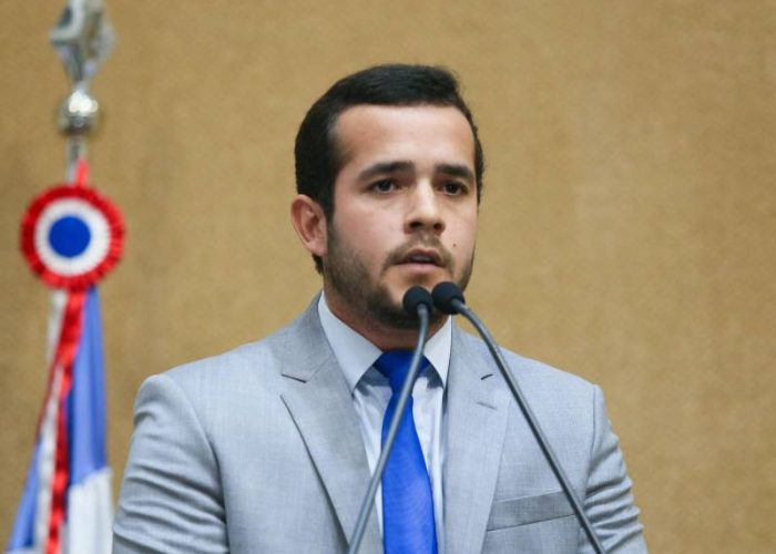 Matheus Ferreira pede criação de curso de licenciatura em direitos humanos