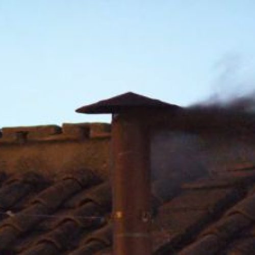 Fumaça preta volta a sair da chaminé em votação do conclave nesta quinta