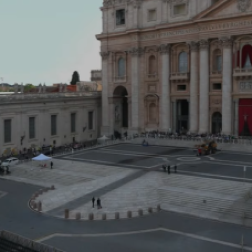Fumaça branca no Vaticano indica eleição de novo papa