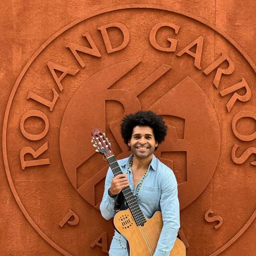 Tom da Bahia cumpre agenda de verão na França, com shows em Festival e Torneio de Tênis