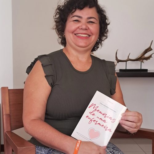 Enfermeira baiana aposentada lança livro sobre vivências na área de saúde