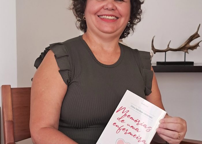 Enfermeira baiana aposentada lança livro sobre vivências na área de saúde