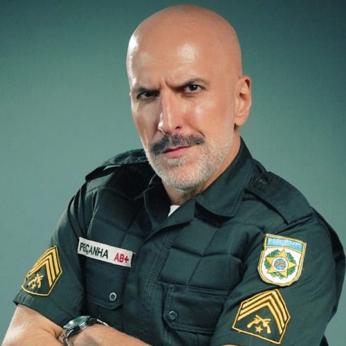 Pela primeira vez no Teatro Jorge Amado, Antonio Tabet interpreta o célebre policial Peçanha, personagem mais famoso de sua carreira